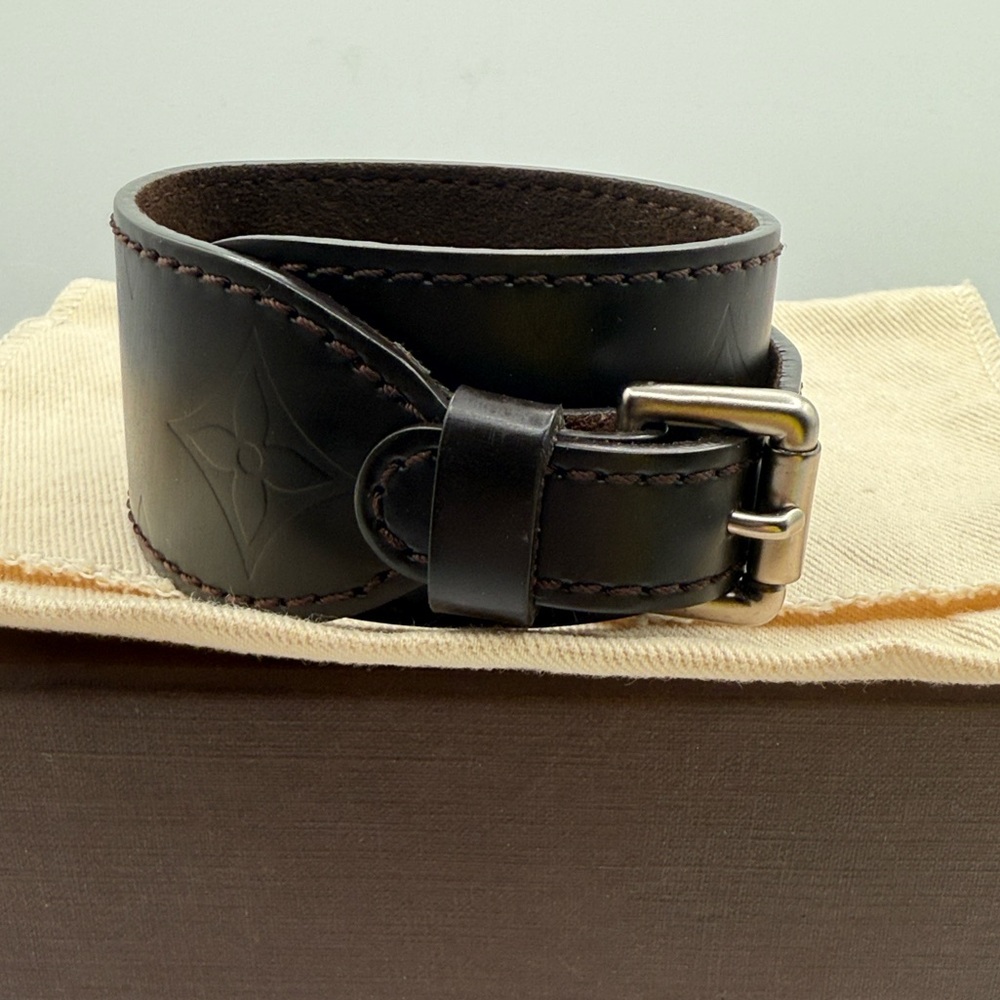 Louis Vuitton silver buckle cuff leather adjustable bracelet full inclusion